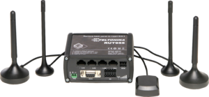 RUT955 su antenomis is priekio.png