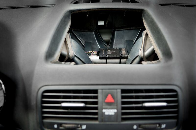 File:FTC927 under the front dashboard in the middle of the car.jpg
